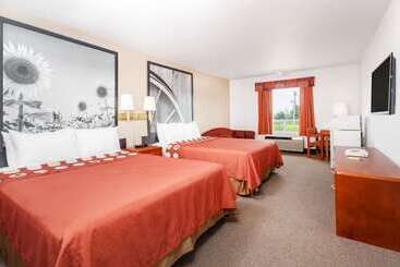 هتل Super 8 By Wyndham Morden