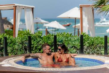 هتل The Reef Coco Beach