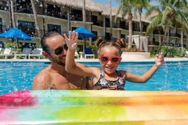 هتل The Reef Coco Beach