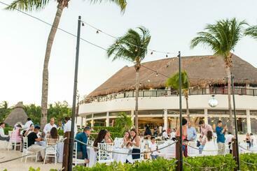 هتل The Reef Coco Beach