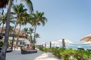 هتل The Reef Coco Beach