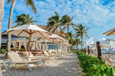 هتل The Reef Coco Beach