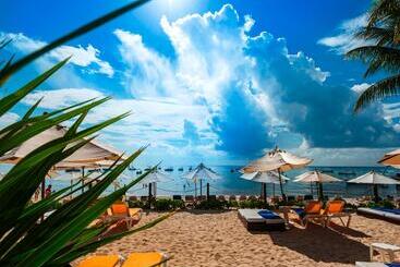 هتل The Reef Coco Beach