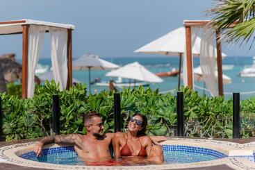 هتل The Reef Coco Beach