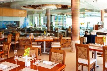 هتل The Reef Coco Beach