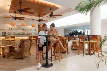 هتل The Reef Coco Beach