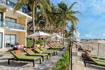 هتل The Reef Coco Beach