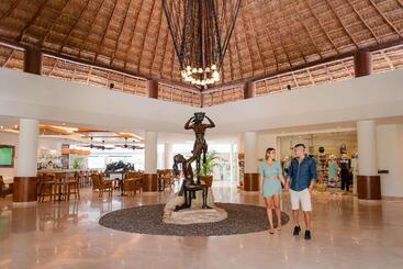هتل The Reef Coco Beach