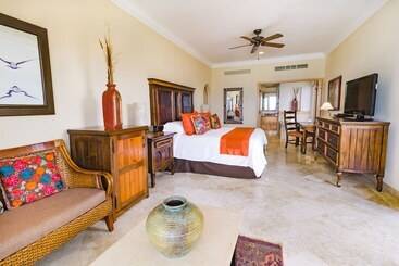 هتل Villa La Estancia Beach Resort & Spa