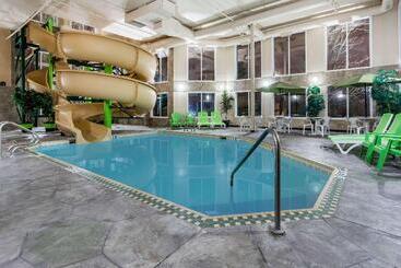 هتل Wingate By Wyndham Calgary South