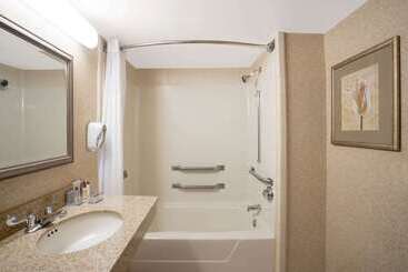 هتل Wingate By Wyndham Charlotte Airport
