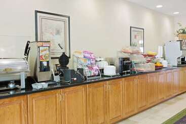 هتل Wingate By Wyndham Charlotte Airport