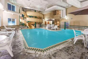 هتل Wingate By Wyndham Edmonton West