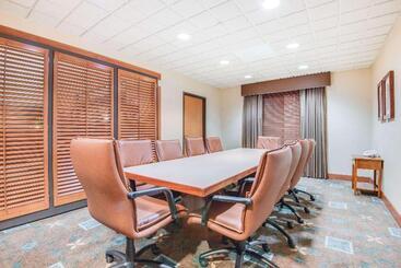هتل Wingate By Wyndham Gillette Near Camplex