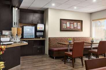 مُتل Super 8 By Wyndham Calgary Shawnessy Area