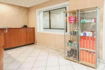 مُتل Super 8 By Wyndham Edmonton/west