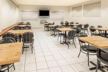 مُتل Super 8 By Wyndham Edmonton/west