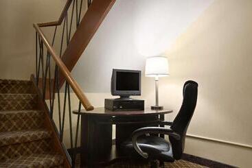 مُتل Super 8 By Wyndham Sarnia On