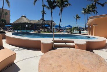 استراحتگاه Torres Mazatlan Condominiums