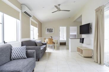 هتل Nrma Stockton Beach Holiday Park