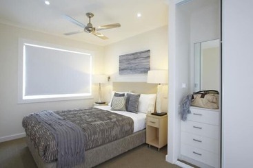 هتل Nrma Stockton Beach Holiday Park