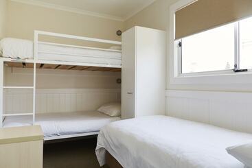 هتل Nrma Stockton Beach Holiday Park