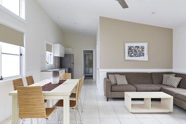 هتل Nrma Stockton Beach Holiday Park
