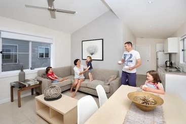 هتل Nrma Stockton Beach Holiday Park