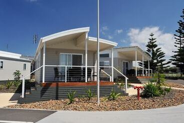 هتل Nrma Stockton Beach Holiday Park