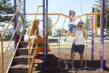 هتل Nrma Stockton Beach Holiday Park