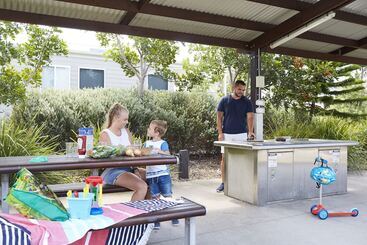 هتل Nrma Stockton Beach Holiday Park