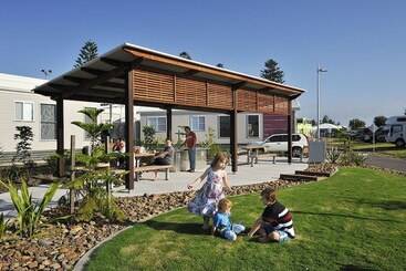 هتل Nrma Stockton Beach Holiday Park