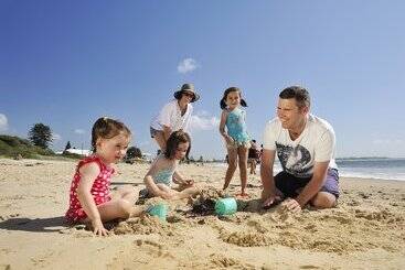 هتل Nrma Stockton Beach Holiday Park