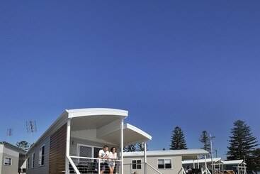 هتل Nrma Stockton Beach Holiday Park