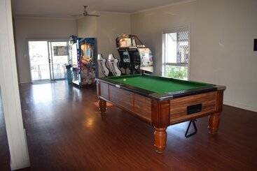هتل Nrma Stockton Beach Holiday Park