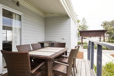 هتل Nrma Stockton Beach Holiday Park
