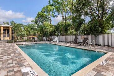 هتل Comfort Suites Daytona Beach Speedway