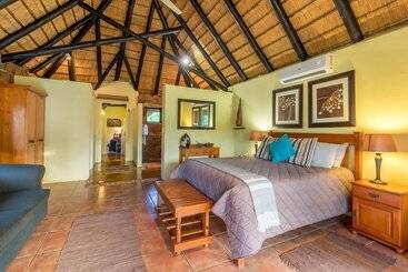 Отель Iketla Lodge