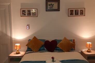 هتل Phoenix Nights Guest House