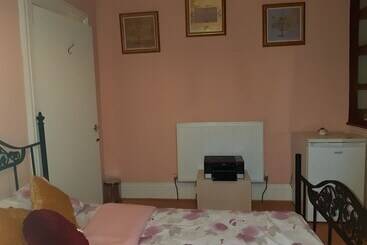 هتل Phoenix Nights Guest House