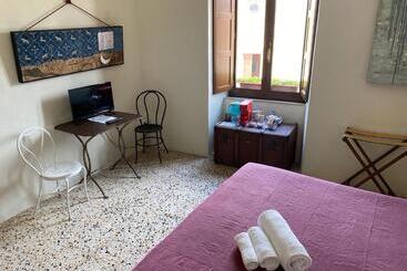 پانسیون Rooms And Wine Al Castello