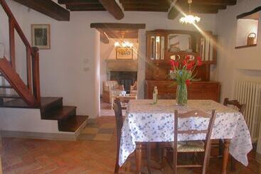 Picturesque Cottage In Cortona With Swimming Pool