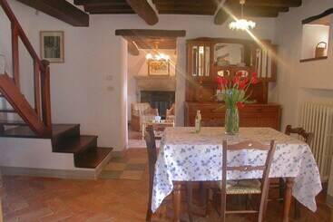 Picturesque Cottage In Cortona With Swimming Pool
