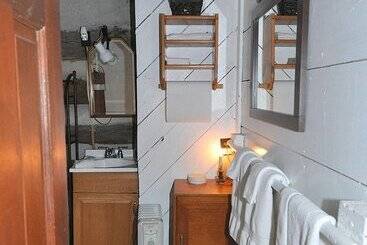 Pondview Cabin   Log Cabin Retreat