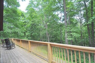 Sqyrls Nest 3br Retreat With A Hot Tub