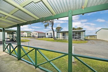 هتل Acclaim Rose Gardens Beachside Holiday Park