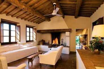 اقامتگاه Borgo Lucignanello Bandini