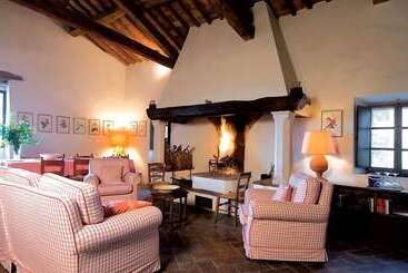 اقامتگاه Borgo Lucignanello Bandini