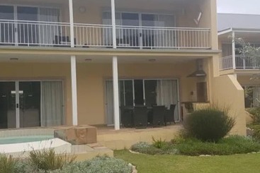 Traders Hotel & Restaurant
