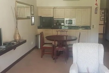 Traders Hotel & Restaurant